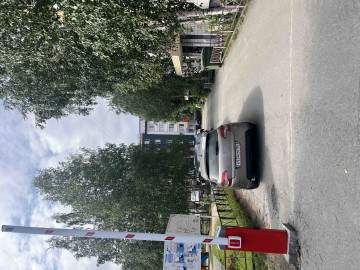 Еще в одном доме установили шлагбаум.