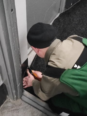 Монтаж противоскользящих ковриков в тамбурах подъездов