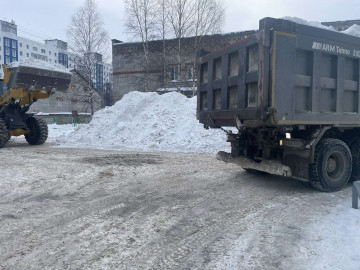 Вывезли снег с микрорайонов