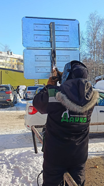 Устанавливаем знаки на парковочные места для инвалидов